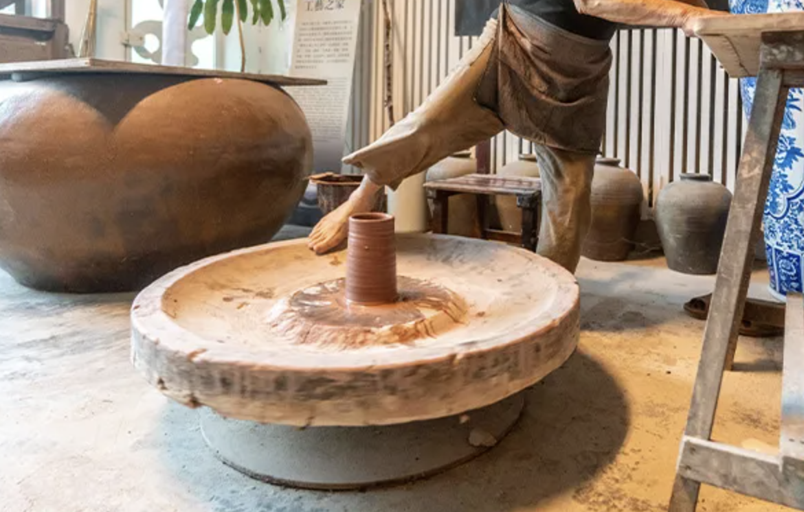 腳踢轆轤製陶